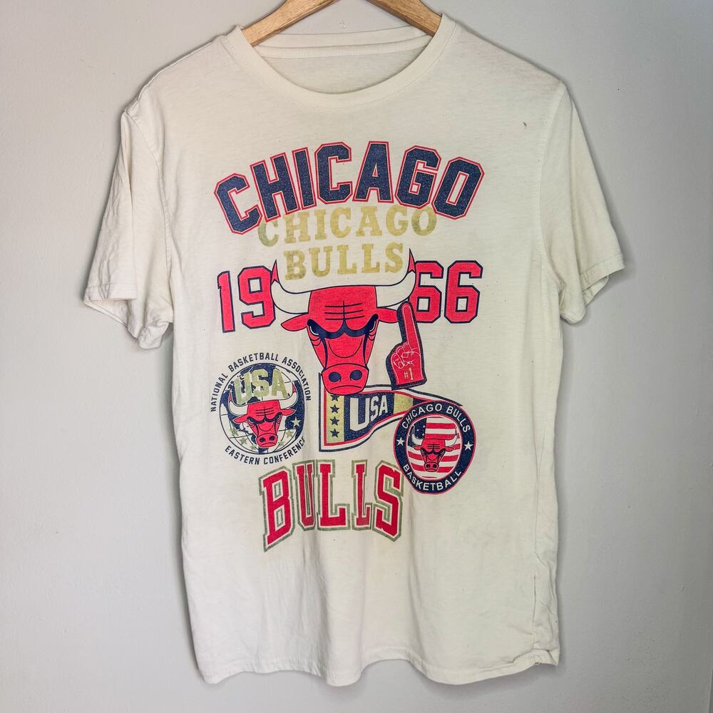 Vintage Chicago Bulls Graphic T-Shirt Off White Cream NBA 1966 Size M